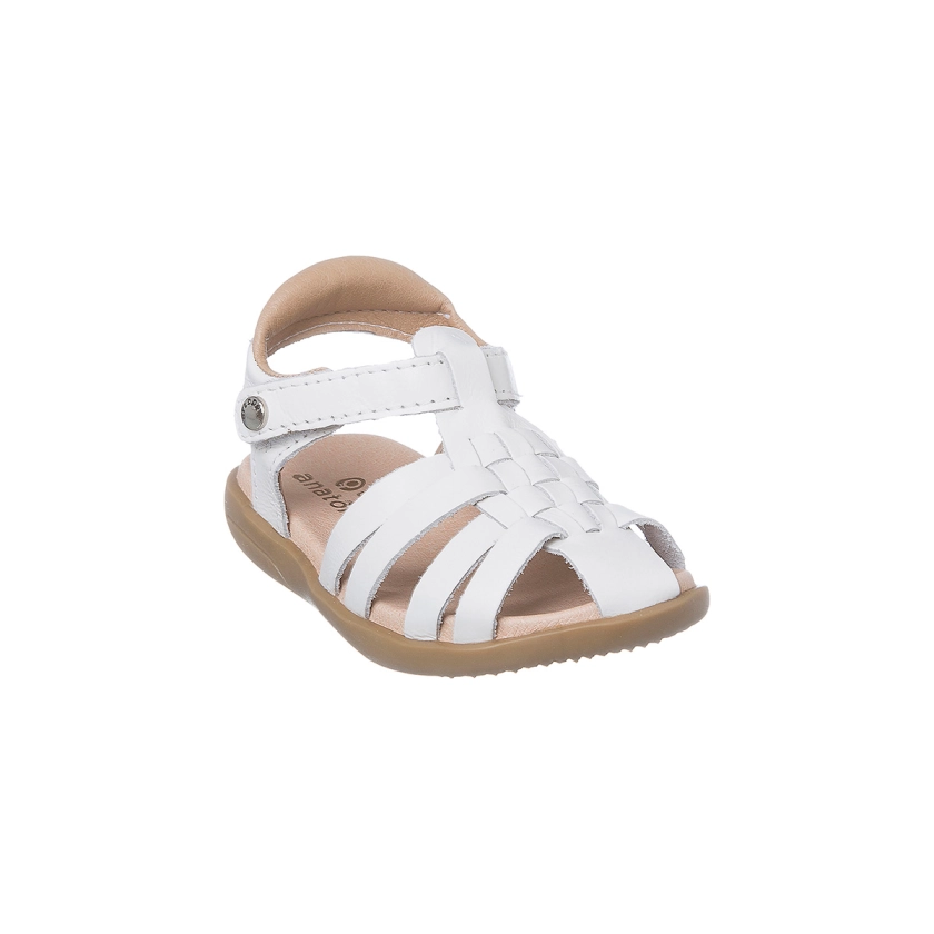 Na imagem temos uma linda sandália infantil feminina Ortopé feita em couro com cabedal mais fechado na cor branca. Conforto e estilo para os pezinhos nesse verão!