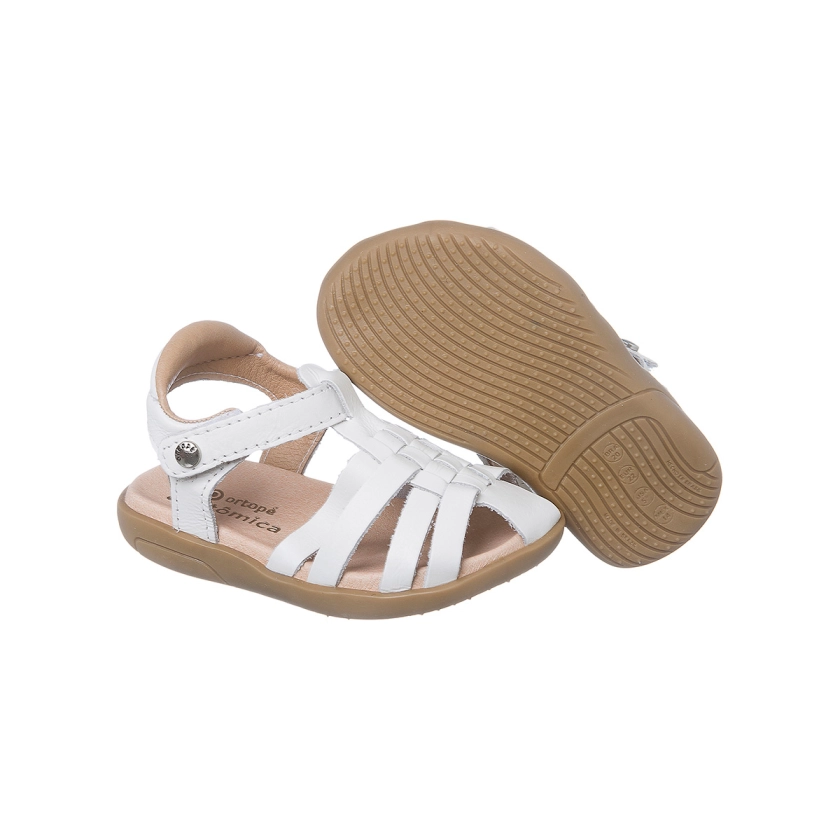 Na imagem temos uma linda sandália infantil feminina Ortopé feita em couro com cabedal mais fechado na cor branca. Conforto e estilo para os pezinhos nesse verão!