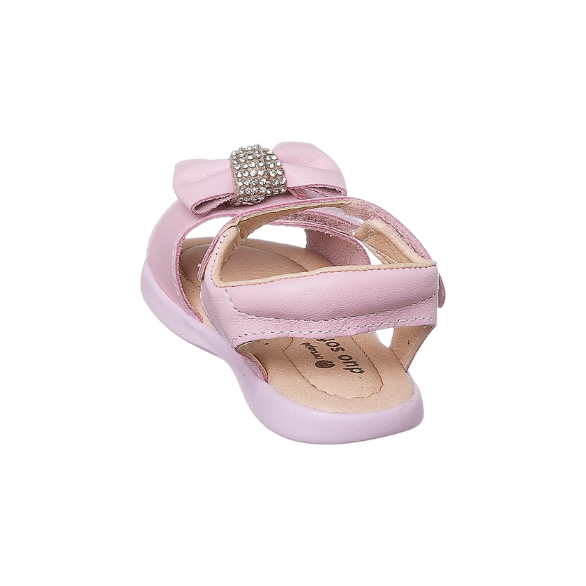 Na imagem temos uma linda sandália infantil feminina Ortopé feita em couro com laço e strass na cor rosa.