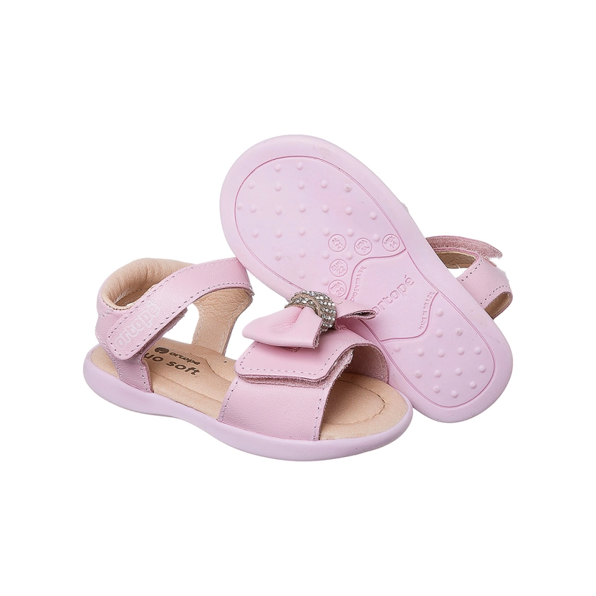 Na imagem temos uma linda sandália infantil feminina Ortopé feita em couro com laço e strass na cor rosa.