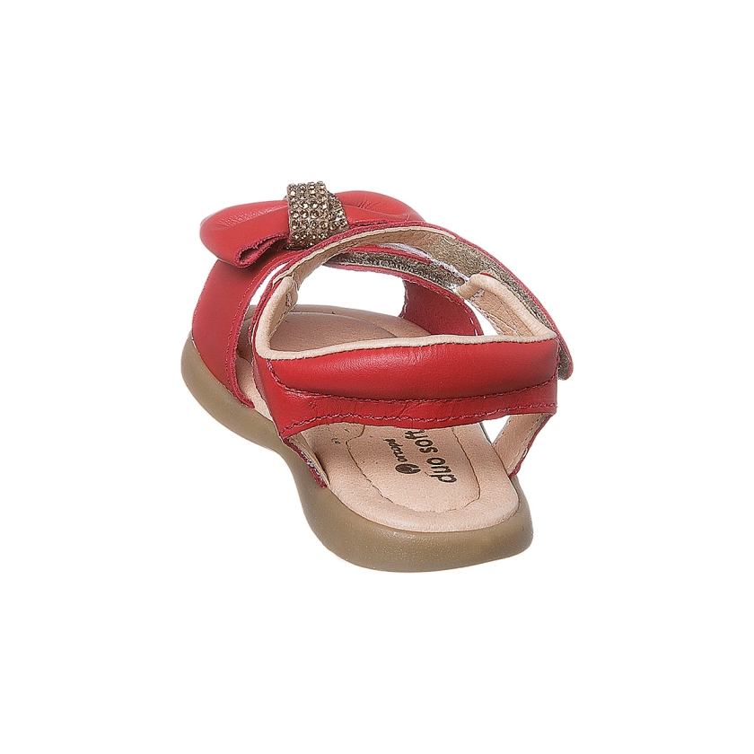 Na imagem temos uma linda sandália infantil feminina Ortopé feita em couro com detalhe de laço e strass na cor vermelha.