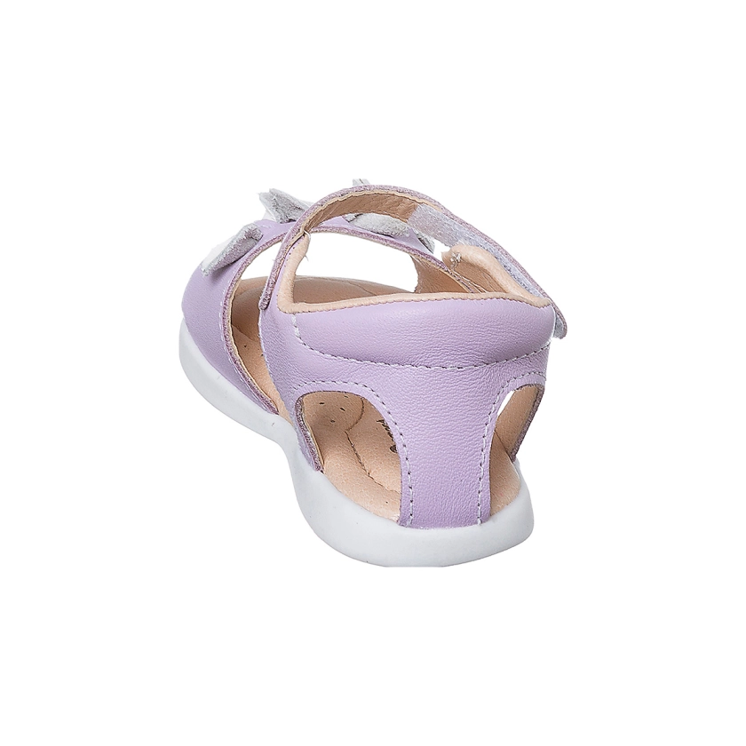 Na imagem temos uma linda sandália infantil feminina Ortopé feita em couro com detalhes de petalas nas cores branco e lavanda.