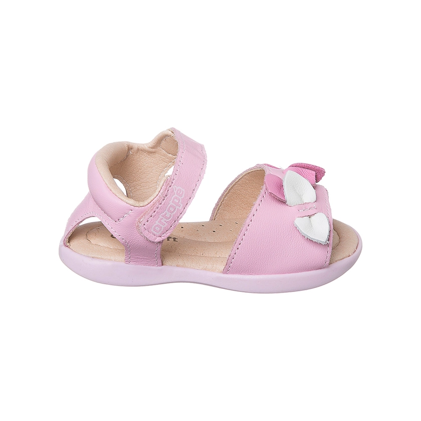 Na imagem temos uma linda sandália infantil feminina Ortopé feita em couro com detalhes de pétalas de flores na cor rosa.
