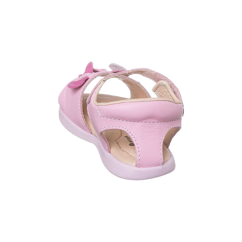 Na imagem temos uma linda sandália infantil feminina Ortopé feita em couro com detalhes de pétalas de flores na cor rosa.