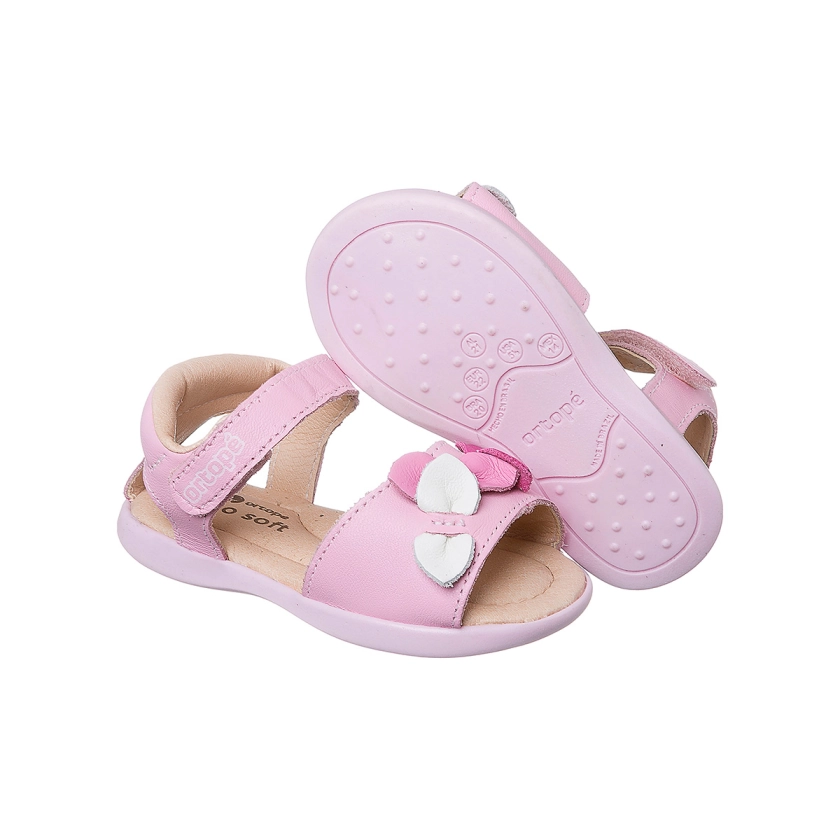 Na imagem temos uma linda sandália infantil feminina Ortopé feita em couro com detalhes de pétalas de flores na cor rosa.