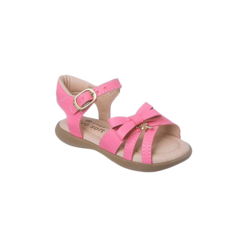 Sandália infantil feminina Ortopé Carinhoso rosa candy com tiras e laço pingente dourado