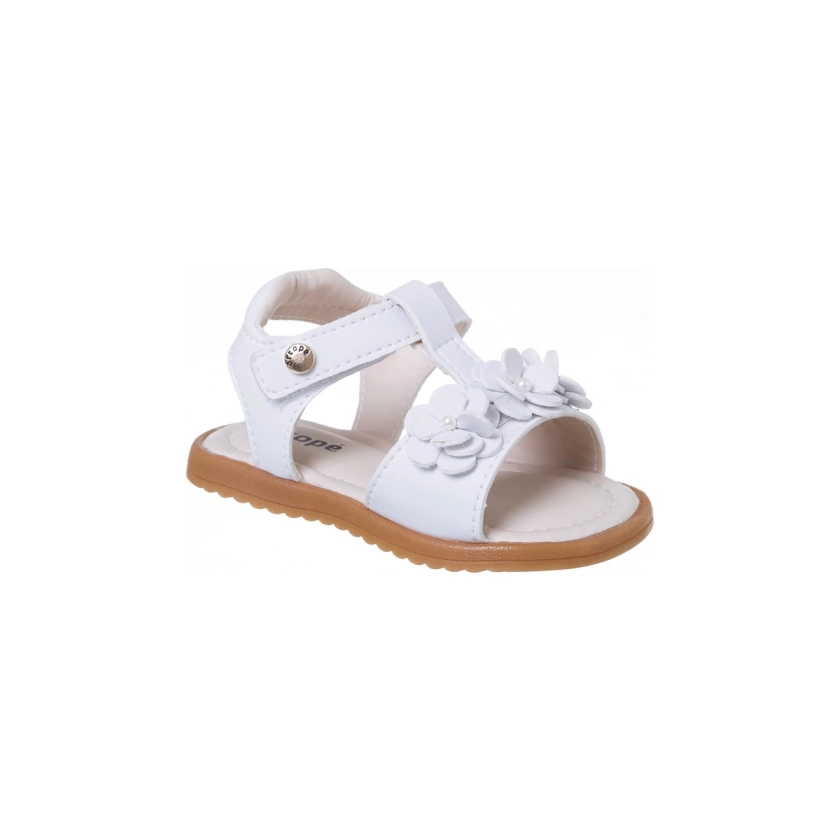 Na imagem temos uma linda sandália Ortopézinho perfeita para as pequenas que estão começando a dar seus primeiros passinhos! Suas flores trazem todo o charme ao calçado na sua linda cor branca, com ela conseguimos compor vários looks, perfeita para diversas ocaziões como, aniversarios, passeios ao parque, etc. Muito prática pois seu fecho em fita aderente facilita o dia dia dos papais e tras autonomia para as pequenas, já que a sandalia é facil de calçar e facil de tirar.