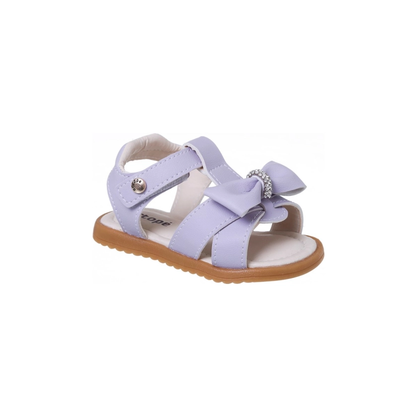 Na imagem temos uma linda sandália Ortopézinho perfeita para as pequenas que estão começando a dar seus primeiros passinhos! Seu laço com strass trás todo o charme ao calçado na sua linda cor Lilás, com ela conseguimos compor vários looks, perfeita para diversas ocaziões como, aniversarios, passeios ao parque, etc. Muito prática pois seu fecho em fita aderente facilita o dia dia dos papais e tras autonomia para as pequenas, já que a sandalia é facil de calçar e facil de tirar.