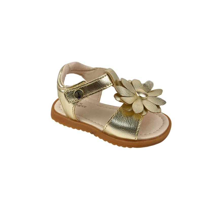 Na imagem, temos uma linda Sandália Infantil Feminina Sameka Margarida Dourada, perfeita para os primeiros passos das pequenas. Confeccionada em material polímero, garante resistência e durabilidade. A palmilha acolchoada de tecido e espuma proporciona o conforto necessário, enquanto o solado em TR antiderrapante oferece segurança a cada passo. O detalhe da flor margarida adiciona charme ao calçado, e o fecho em fita aderente facilita o uso, promovendo autonomia para a criança.