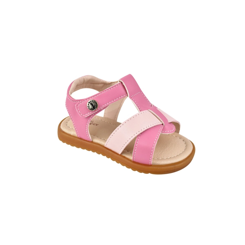 Na imagem temos uma linda sandália na cor rosa com detalhes em tiras para combinar com qualquer look. 