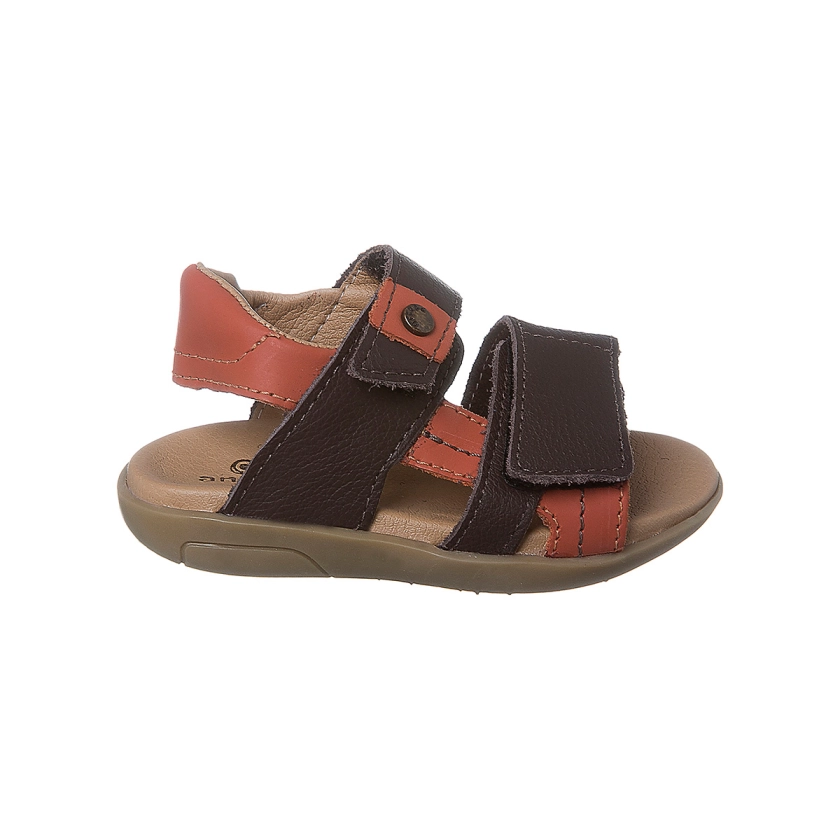 Na imagem temos uma linda sandália infantil masculina Ortopé feita em couro na cor marrom café. Fecho com duas fitas em velcro.