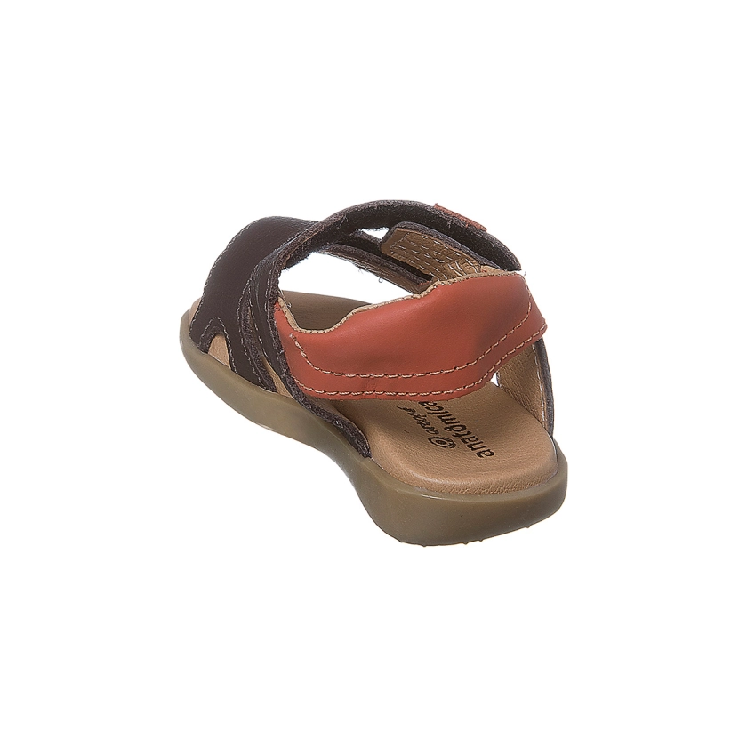 Na imagem temos uma linda sandália infantil masculina Ortopé feita em couro na cor marrom café. Fecho com duas fitas em velcro.