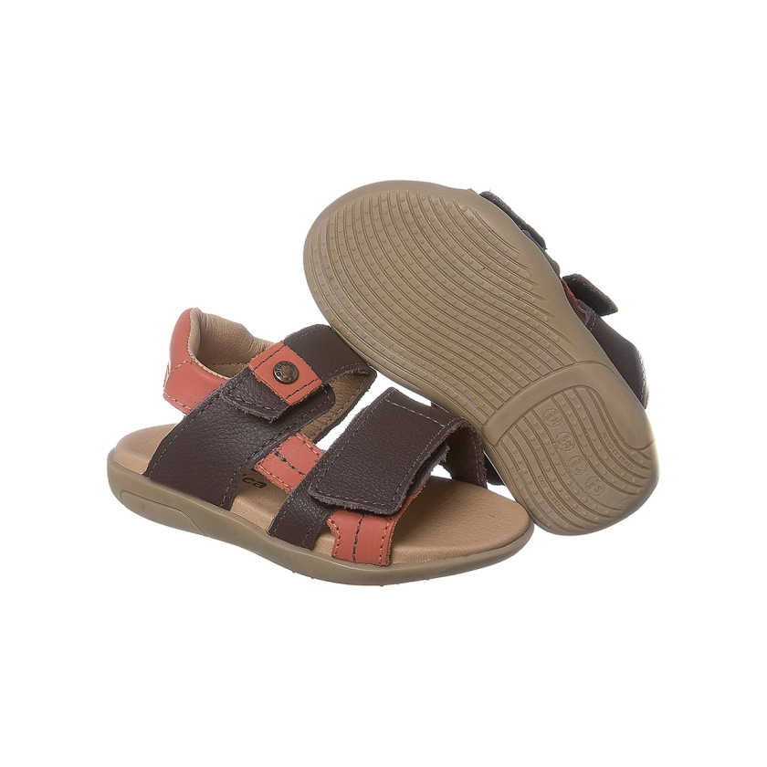 Na imagem temos uma linda sandália infantil masculina Ortopé feita em couro na cor marrom café. Fecho com duas fitas em velcro.