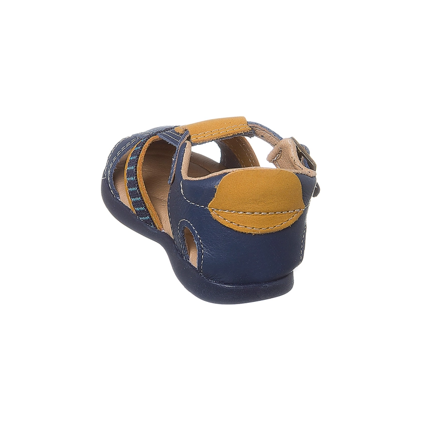 Na imagem temos uma linda sandália infantil masculina Ortopé feita em couro nas cores azul marinho e mostarda.