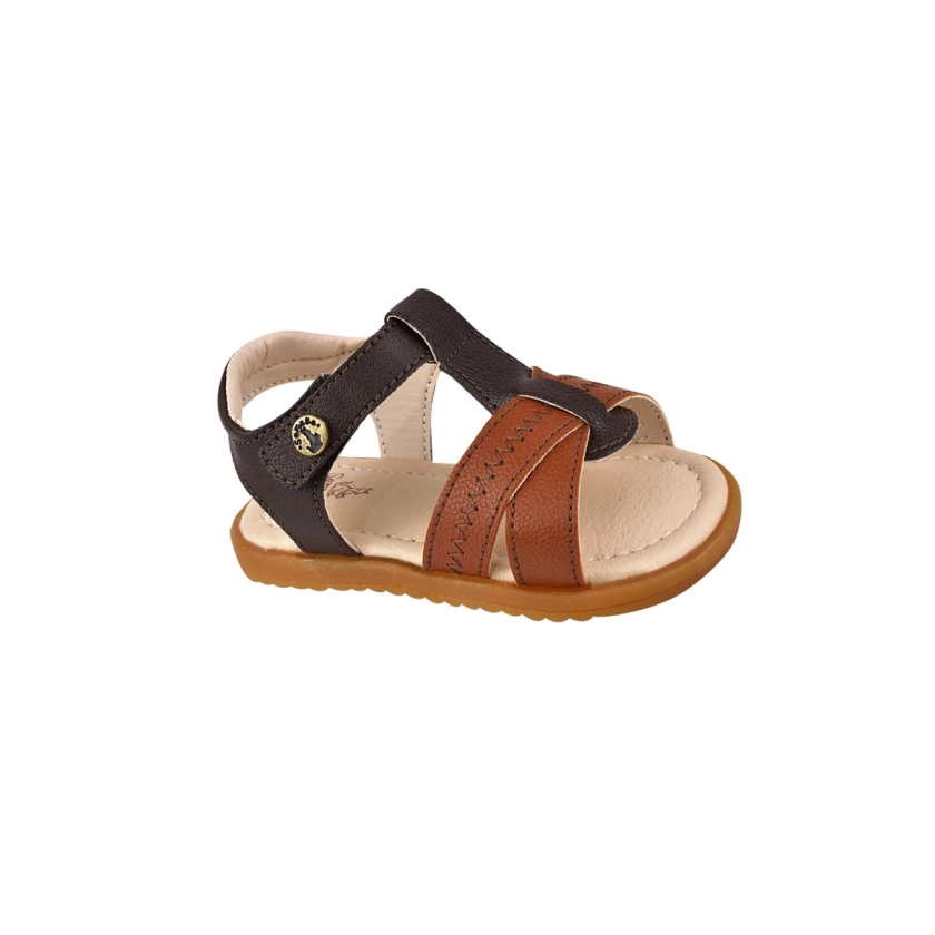Na imagem temos uma linda sandália masculina com detalhes bordados na cor marrom, sandália confortável e linda, perfeita para os pequenos que estão dando os primeiros passinhos. Fecho em Fita Aderente.