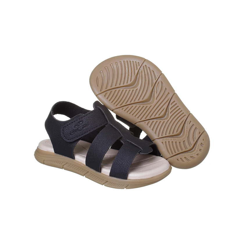 Nessa foto nós temos uma linda sandália infantil masculina da linha Bical Surf, em uma elegante cor preta. Esta sandália é perfeita para os pequenos exploradores, oferecendo conforto e durabilidade para acompanhar suas aventuras. Com cabedal em polímero resistente, solado em TR para uma aderência firme e palmilha em EVA para maior conforto, esta sandália é ideal para os dias de diversão no parque, na praia ou em qualquer lugar. Além disso, seu design versátil combina facilmente com diferentes looks, garantindo estilo em todas as ocasiões. Adquira já esta sandália e proporcione aos seus filhos o conforto e a qualidade que eles merecem!