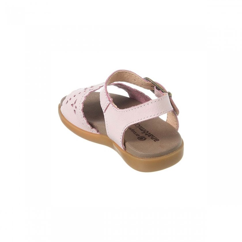 Detalhe traseiro da Sandália Infantil Ortopé Couro Com fechamento em fivela na cor Rosa