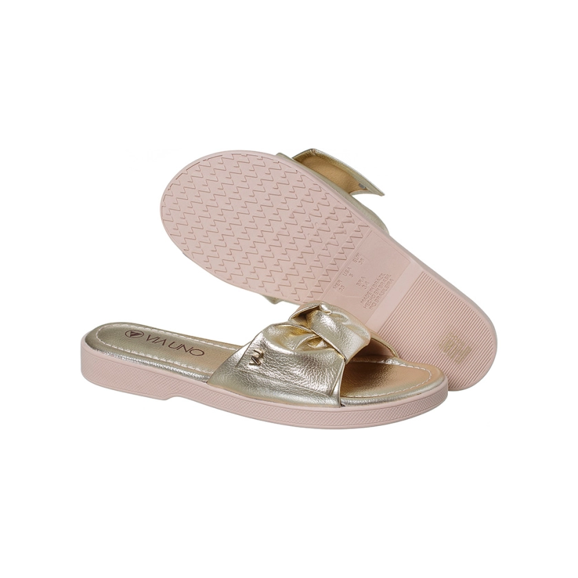 Na imagem temos uma linda Rasteirinha Via Uno na Cor Ouro com um lindo laço que trás todo charme para o calçado