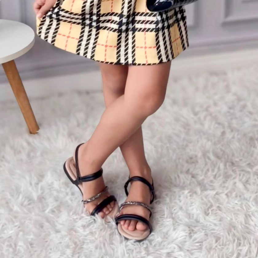 Sandália rasteira Ortopé Candy infantil feminina na cor preta.