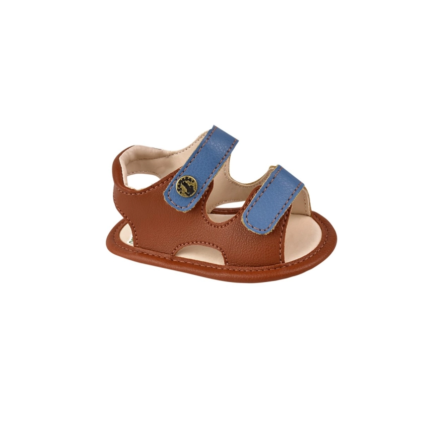 Sandália RN Masculino Sameka Fecho Duplo Caramelo: conforto e segurança para os pezinhos delicados dos bebês, com palmilha macia e fechos em velcro duplo. Estilo com bordados caramelo e detalhes em azul.