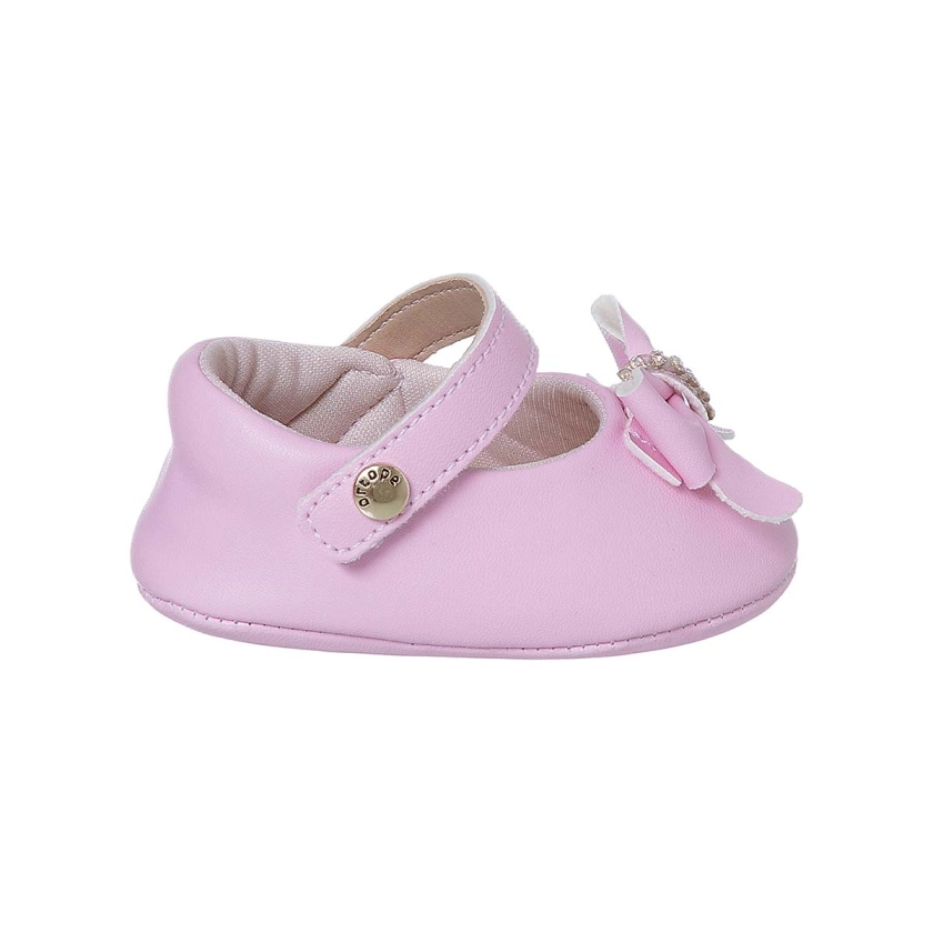 Na imagem, uma linda Sapatilha Ortopézinho para Bebês menina, na cor Lilás com enfeite de laço. Super confortável.