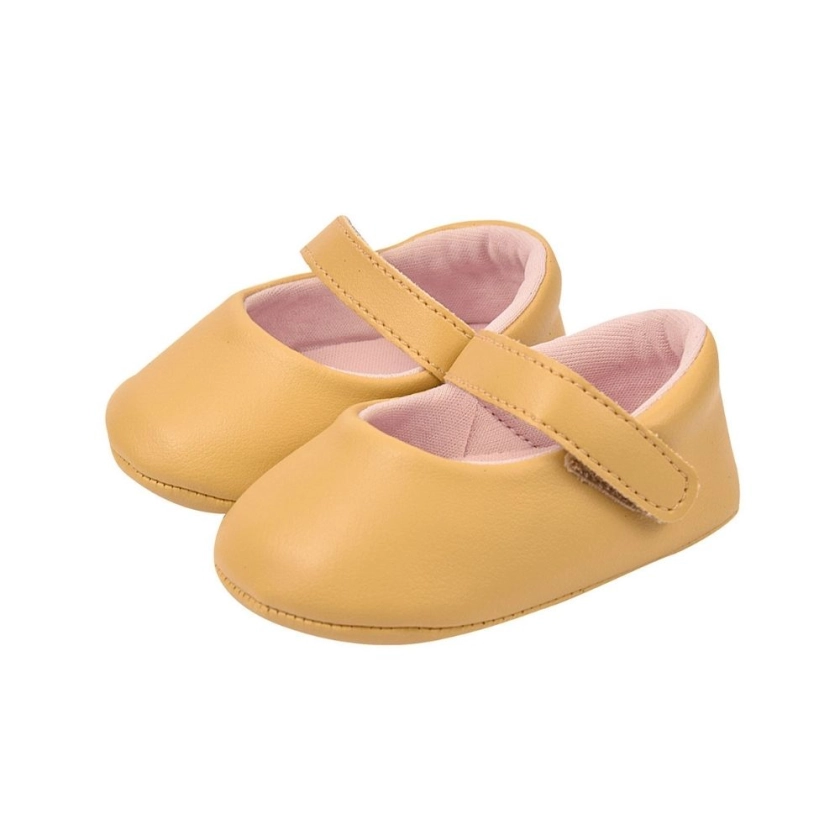Na foto temos uma linda sapatilha super leve , confortável e respirável, ela vem na cor amarela para deixar o look da sua pequenas ainda mais divertido, Vem conferir!