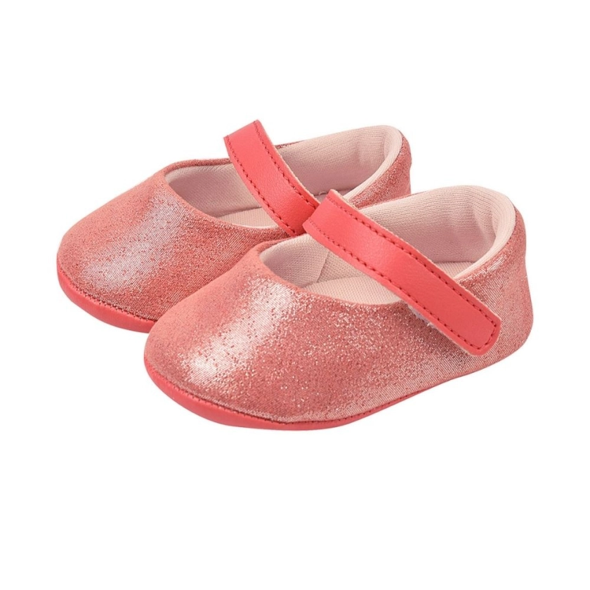 Na foto temos uma linda sapatilha para bebês, super confortável, leve e respirável na cor coral trazendo um charme para o look da sua princesa, Vem conferir! 