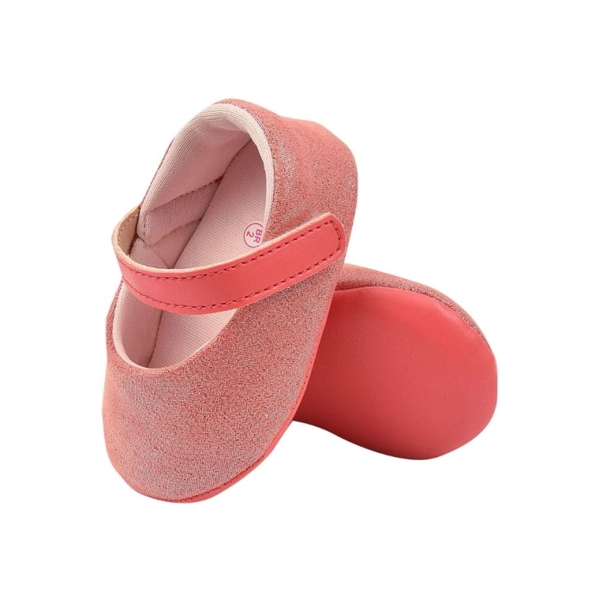 Na foto temos uma linda sapatilha para bebês, super confortável, leve e respirável na cor coral trazendo um charme para o look da sua princesa, Vem conferir! 