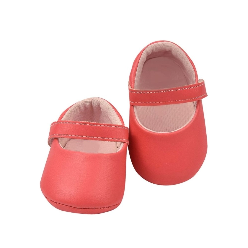 Na foto temos uma linda sapatilha de bebê confortável, leve e respirável com calce pratico, fechamento através de fita aderente, na cor coral para deixar o look da sua pequena mais fofo. Vem conferir!
