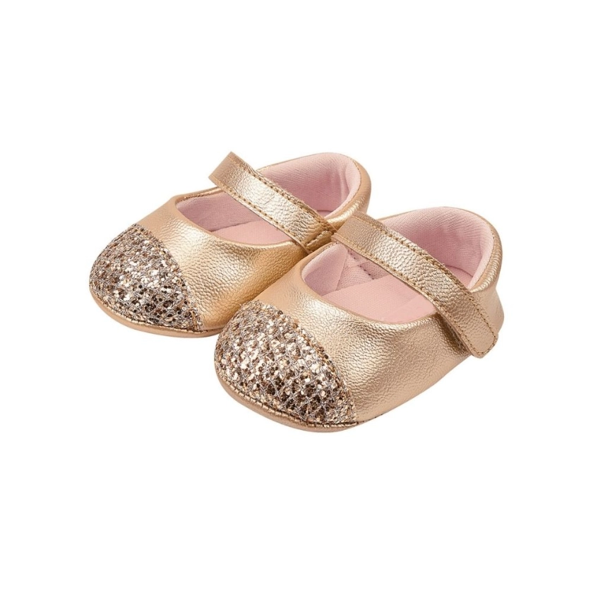 Na foto temos uma linda sapatilha para bebês, super confortável, leve e respirável na cor dourada em glitter trazendo um charme para o look da sua princesa, Vem conferir! 