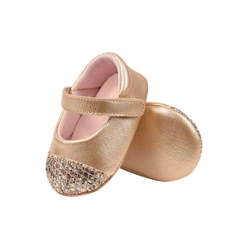 Na foto temos uma linda sapatilha para bebês, super confortável, leve e respirável na cor dourada em glitter trazendo um charme para o look da sua princesa, Vem conferir! 