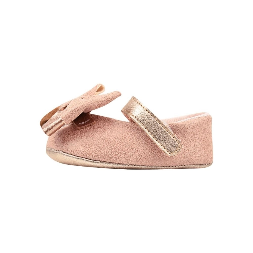 Na foto temos uma linda Sapatilha para Bebês Leves, Respiráveis e fáceis de calçar possuindo seu fecho em fita aderente ela vem na cor ouro rosa conta com um lacinho trazendo o charme para o calçado, Vem conferir!