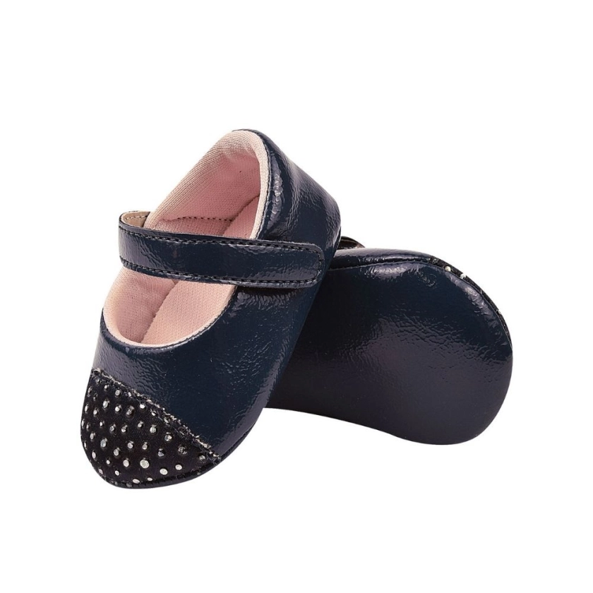 Na foto temos uma linda sapatilha para bebês, super confortável, leve e respirável na cor marinho trazendo um charme para o look da sua princesa, Vem conferir! 