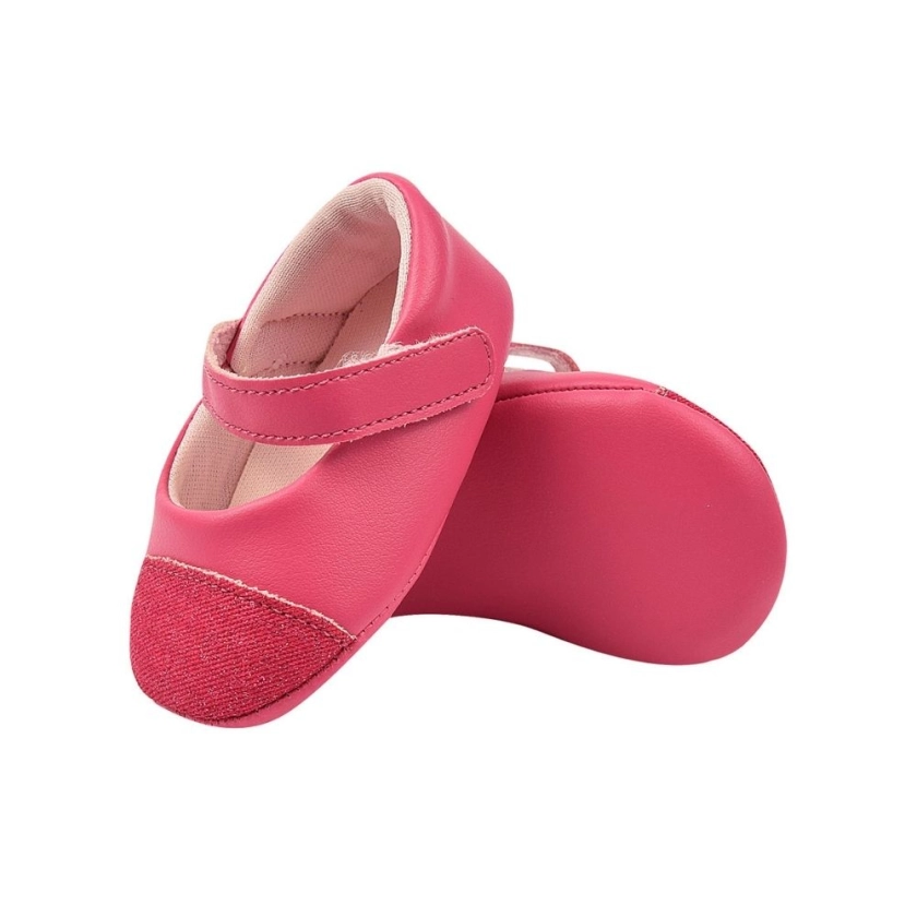 Na foto temos uma linda sapatilha para bebês, super confortável, leve e respirável na cor pink trazendo um charme para o look da sua princesa, Vem conferir! 