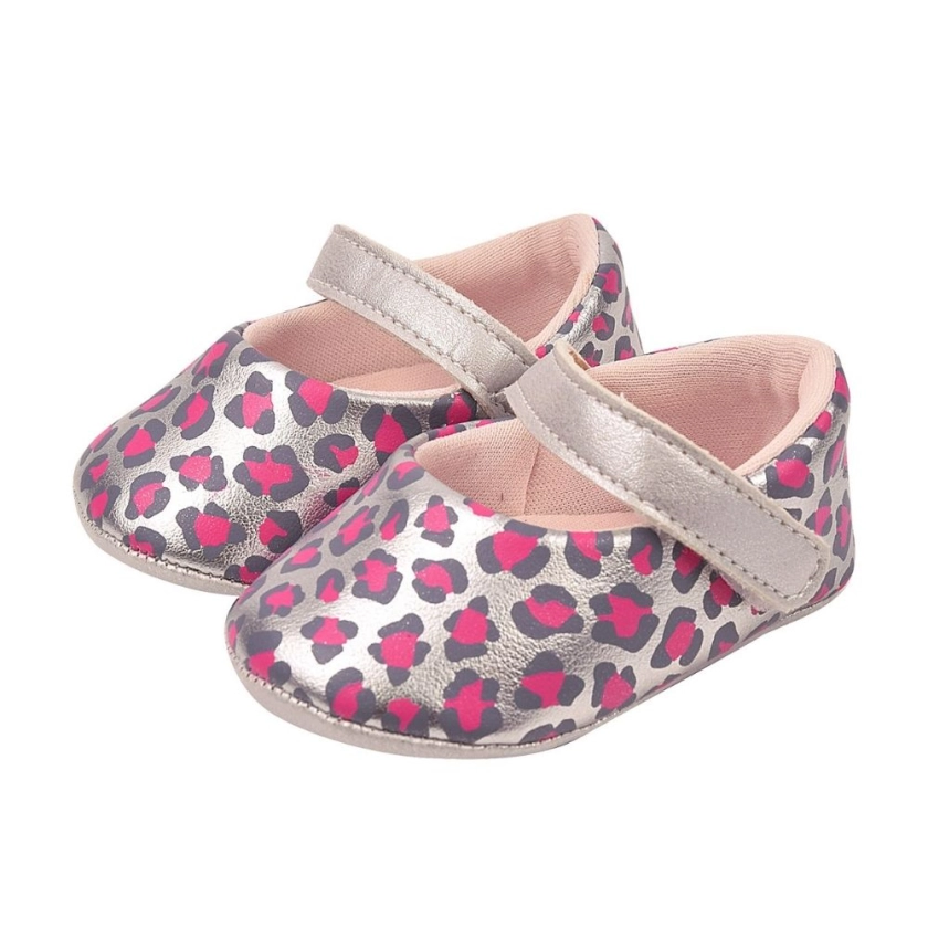 Na foto temos uma sapatilha super estilosa nas cor prata com detalhes em onça, sapatilha super confortável, leve e respirável, com calce pratico fechamento em fita aderente. 