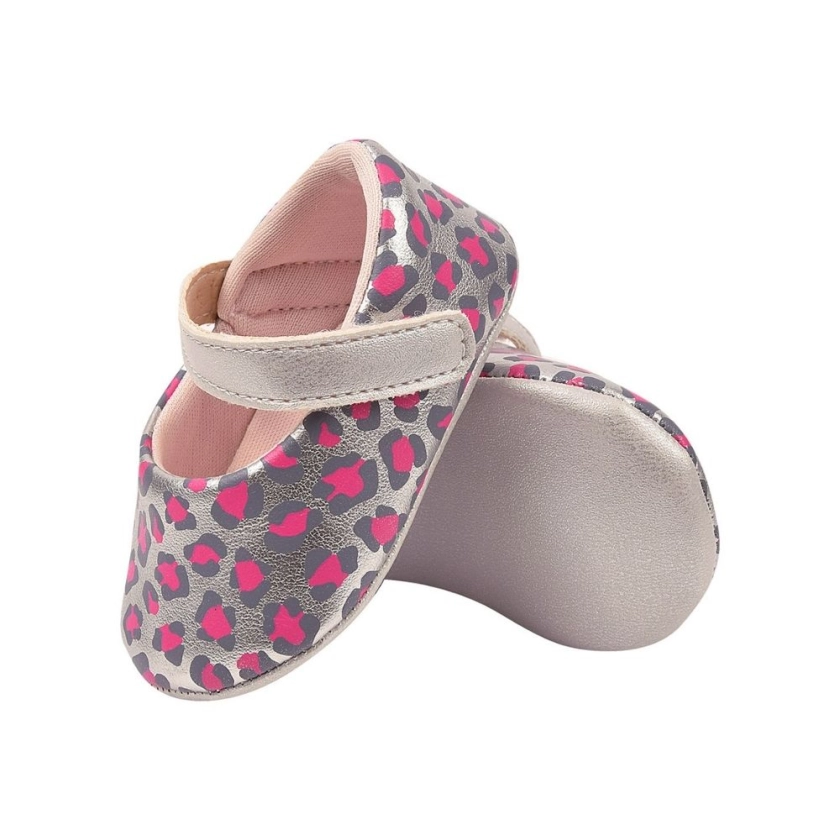 Na foto temos uma sapatilha super estilosa nas cor prata com detalhes em onça, sapatilha super confortável, leve e respirável, com calce pratico fechamento em fita aderente. 