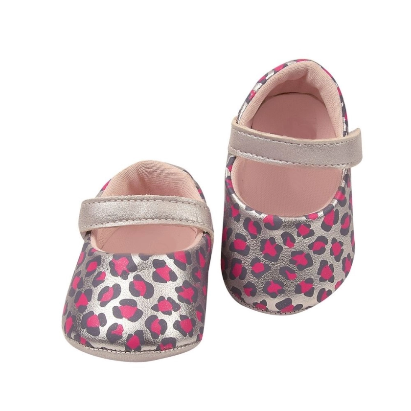 Na foto temos uma sapatilha super estilosa nas cor prata com detalhes em onça, sapatilha super confortável, leve e respirável, com calce pratico fechamento em fita aderente. 