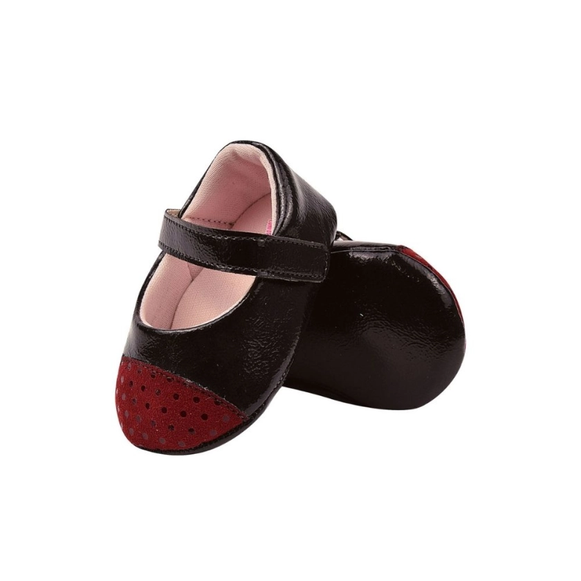 Na foto temos uma linda sapatilha para bebês, super confortável, leve e respirável na cor preta com detalhes em poátrazendo um charme para o look da sua princesa, Vem conferir! 