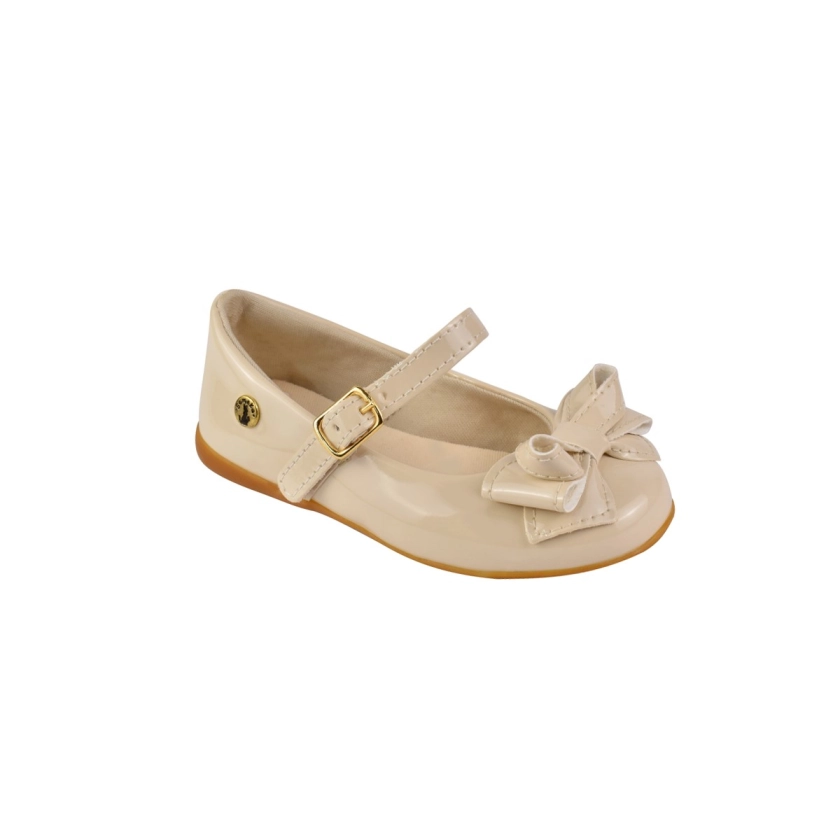 Na imagem temos uma linda sapatilha na cor bege com acabamento em verniz laço acabamento em bordado, linda e super confortável.