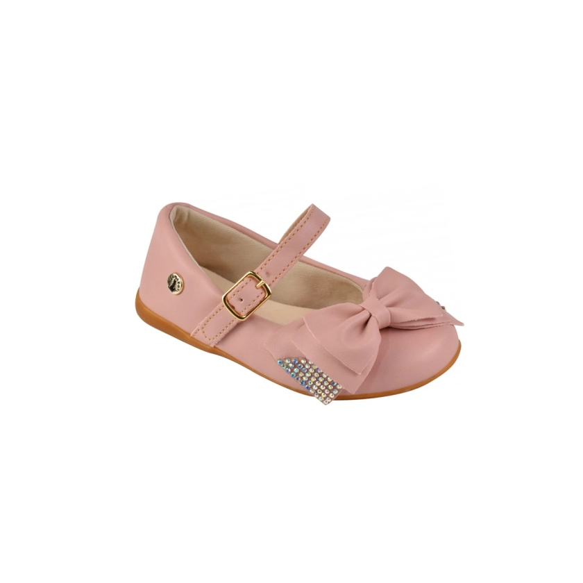 Na imagem temos uma linda sapatilha na cor rosa com um lindo laço com detalhes em strass, confortável e muito prática, fecho em fivela com pino.