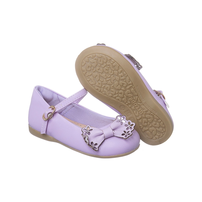 Na imagem temos uma linda sapatilha infantil Ortopé na cor lavanda com laço e flores. Calce através de fivela com pino.