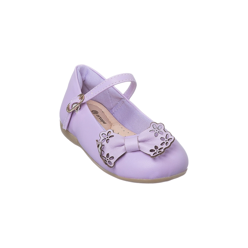 Na imagem temos uma linda sapatilha infantil Ortopé na cor lavanda com laço e flores. Calce através de fivela com pino.