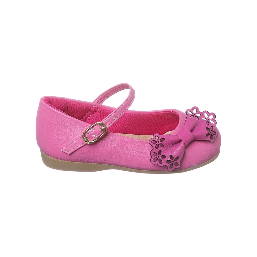 Na imagem temos uma linda sapatilha infantil Ortopé na cor pink com detalhe em laço com flores. Calce através de fivela com pino.