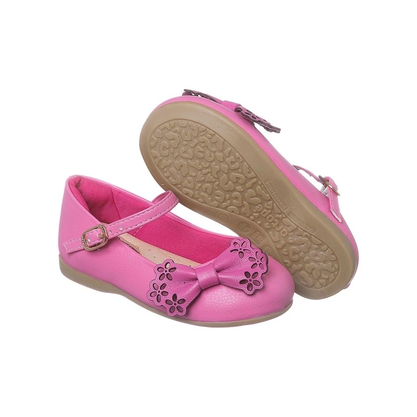 Na imagem temos uma linda sapatilha infantil Ortopé na cor pink com detalhe em laço com flores. Calce através de fivela com pino.