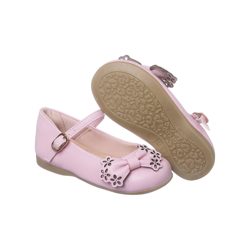 Na imagem temos uma linda sapatilha infantil Ortopé na cor rosa. Detalhe de laço com pequenas flores.