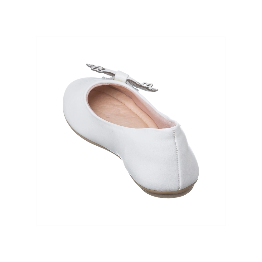 Na imagem temos uma linda sapatilha infantil Ortopé na cor branca com detalhe de laço com flores.