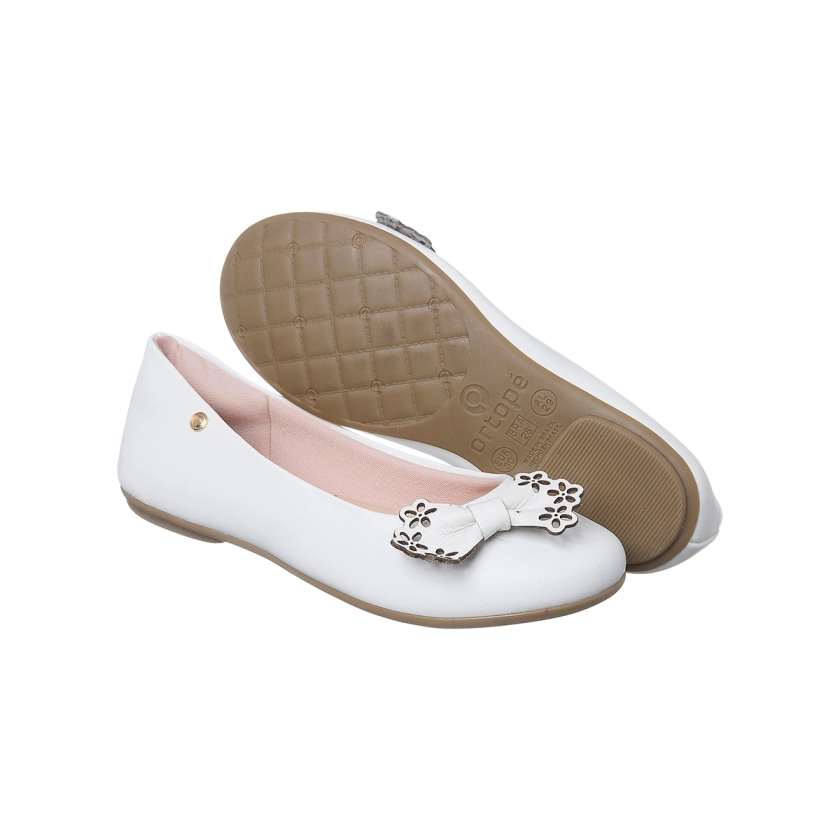 Na imagem temos uma linda sapatilha infantil Ortopé na cor branca com detalhe de laço com flores.