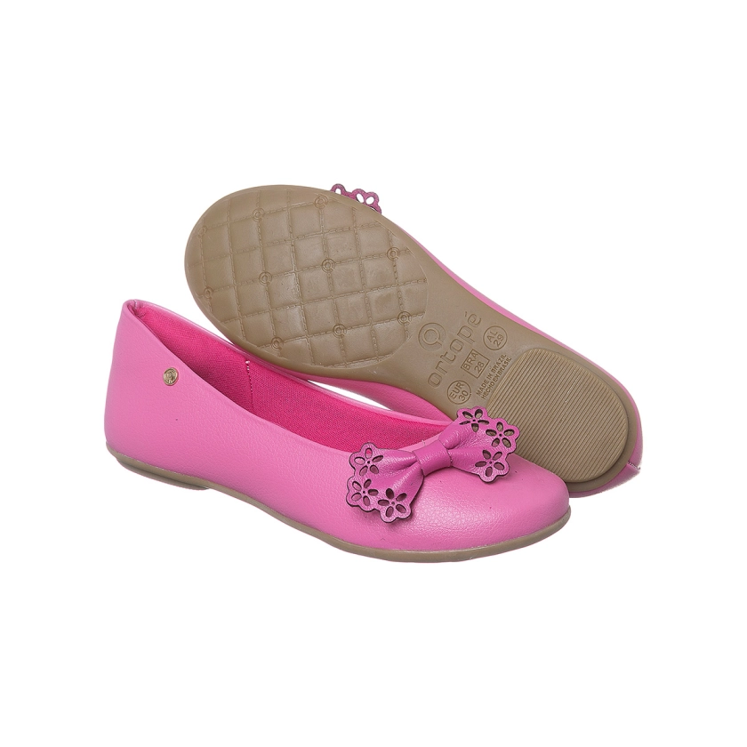 Na imagem temos uma linda sapatilha infantil Ortopé na cor pink com detalhe de laço.