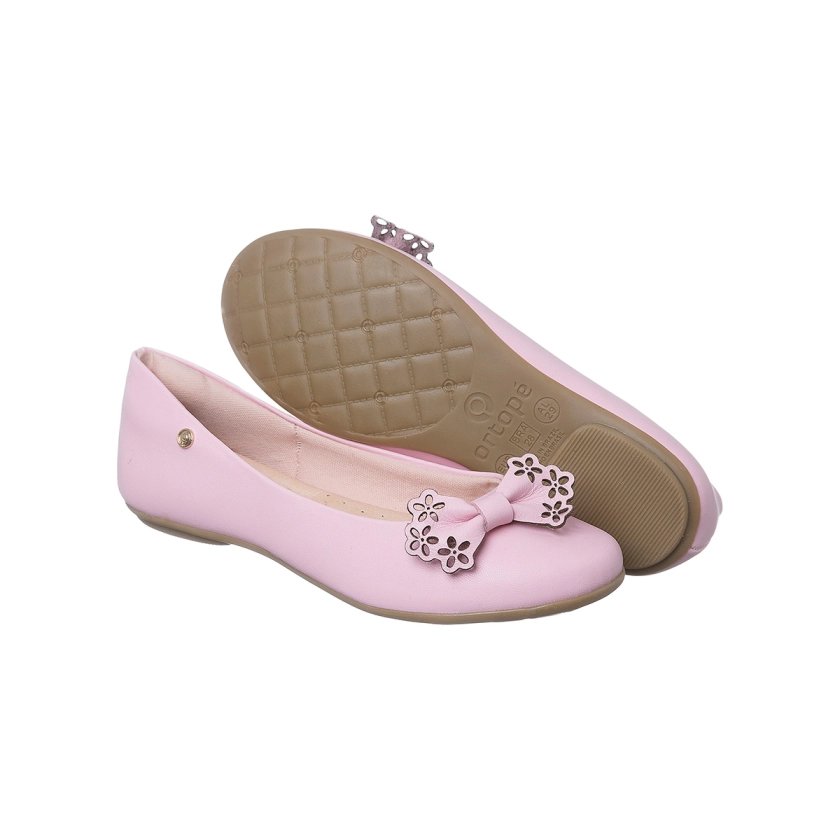 Na imagem temos uma linda sapatilha infantil Ortopé na cor rosa com detalhe de laço.