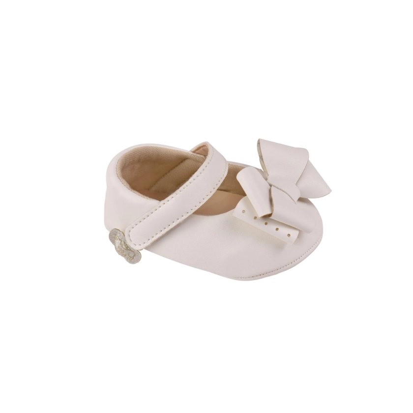 Na imagem, temos a sapatilha RN feminina Sameka Laço Delicado Branco, perfeita para bebês. Feita de material sintético, a sapatilha é decorada com um laço delicado. A tira principal tem um fechamento com fita aderente ajustável, facilitando o calce e proporcionando um ajuste perfeito. O interior acolchoado e a palmilha almofadada oferecem máximo conforto, enquanto o solado sintético e flexível é ideal para os primeiros meses do seu bebê.